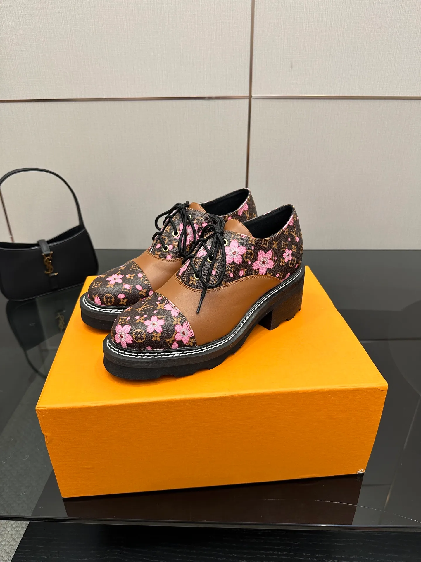 👟👟Ex-factory price 720👟👟 LOUIS VUITTON Louis Vuitton counter latest model top version LV inner cowhide material is real! Original 1:1 material reproduction! Modern and casual in one! Release a strong aura like a queen 🔥Capture everyone's attention instantly💃 Inner/foot pads: imported cowhide Fabric: cowhide Outsole: full genuine leather Code number: 35-41 (40, 41, 42 customizations are not returnable)